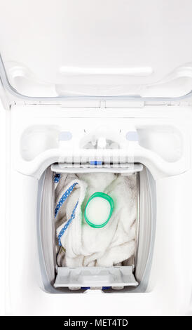 Macchina di lavaggio caricata con vestiti sporchi con sapone da sopra. Foto Stock