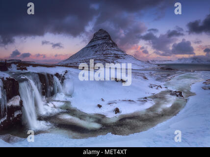 E Kirkjufell Kirkjufellfoss nevicato in un freddo inverno Foto Stock