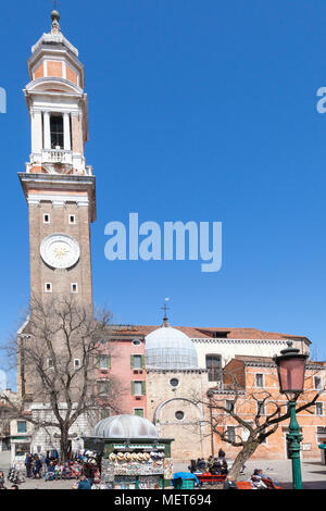 Chiesa dei Santi Apostoli, Campo dei Santi Apostoli, Cannaregio, Venezia, Veneto, Italia in primavera con la sua torre campanaria o campanile Foto Stock