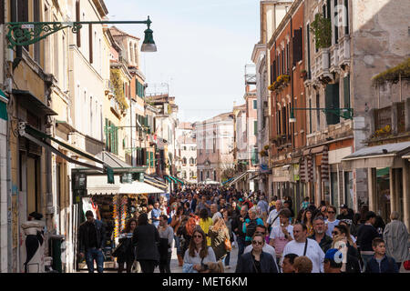 La folla con centinaia di turisti Strada Nova, Cannaregio, Venezia, Veneto, Italia in un periodo di bassa stagione in primavera. Turismo insostenibile, overcrow Foto Stock