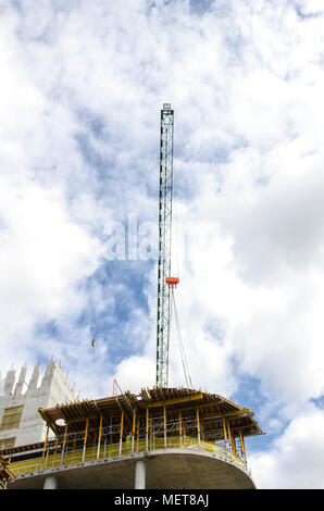 GLASGOW, SCOZIA - 14 settembre 2014: una gru lavorando su un edificio sito nel centro di Glasgow in una giornata di sole. Foto Stock