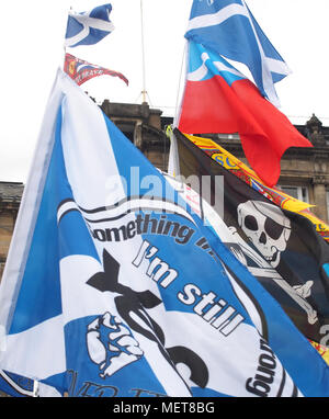 GLASGOW, SCOZIA - 19 settembre 2015: una gamma di diversi tipi di flag in un anno di anniversario del referendum scozzese risultato. Foto Stock