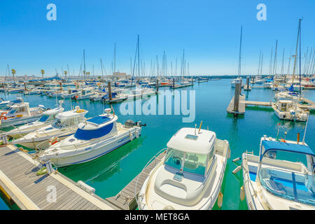 Cascais, Portogallo - 6 Agosto 2017: yacht e barche a motore ormeggiata al porto turistico di Cascais. La Marina si trova sotto Cascais Cidadela. Vacanze estive nella giornata di sole. Baia Turchese. Blu cielo con copia spazio. Foto Stock