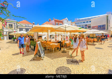 Cascais, Portogallo - 6 Agosto 2017: i turisti a piedi attraverso il centro storico di Cascais e mangiare in ristoranti e bar su Largo Luis de Camoes. Le persone che si godono le vacanze estive. Foto Stock