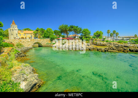 Scenario paesaggistico di Palacio do Conde de Castro Guimaraes Museo sul fiume Tago estuario nella baia di Cascais. Acque turchesi in costa atlantica. Cascais, Portogallo. Durante la stagione estiva. Blue sky. Foto Stock