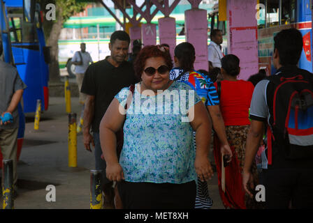 Pendolari a Suva Stazione Bus, Fiji. Foto Stock