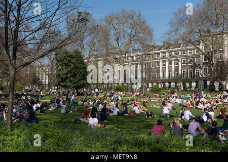 UCL gli studenti di Gordon Square, Bloomsbury, Londra UK nel sole di primavera Foto Stock