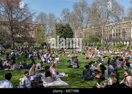 UCL gli studenti di Gordon Square, Bloomsbury, Londra UK nel sole di primavera Foto Stock