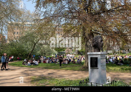 UCL gli studenti di Gordon Square, Bloomsbury, Londra UK nel sole di primavera Foto Stock