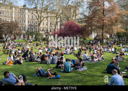 UCL gli studenti di Gordon Square, Bloomsbury, Londra UK nel sole di primavera Foto Stock