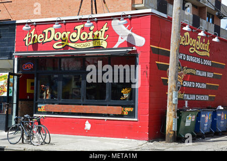 Il cane è giunto un classico hot dog stand su Armitage Ave. vicino al lago a Chicago il lato nord Lincoln Park quartiere. Foto Stock