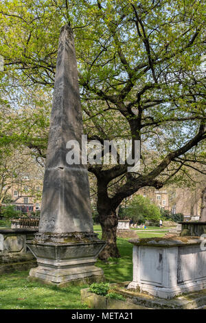 Obelisco, St George's Gardens, Bloomsbury, London, Regno Unito Foto Stock