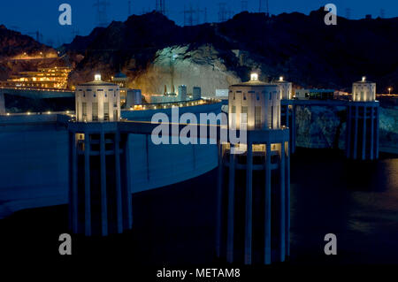 La diga di Hoover illuminata di notte. Foto Stock