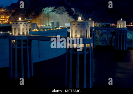 La diga di Hoover illuminata di notte. Foto Stock