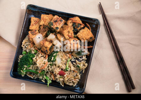 Tofu fritto con riso e verdure stir fry vegano pasto asiatico. Foto Stock