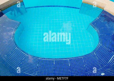 Jacuzzi esterna piscina con freschi colori blu acqua per massaggio e spa. Foto Stock