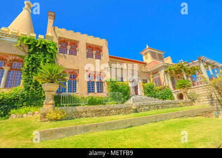 Cascais, Portogallo - 6 Agosto 2017: Casa de Santa Maria o casa di Santa Maria è un grand xix secolo maestosa casa sulla Avenue Rei Humberto II d'Italia accanto al faro blu. Giornata di sole. Foto Stock