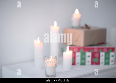 Immagine sfocata. candele e confezioni regalo .foto con copia . Foto Stock