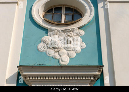 Bassorilievi con immagini di angeli sulla facciata chiesa armena di Santa Caterina vicino a Nevsky Street a San Pietroburgo Foto Stock