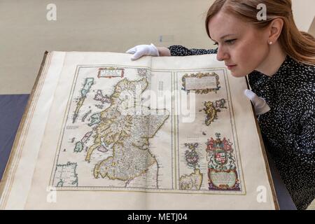 Edinburgh, Regno Unito. 23 apr, 2018. La Bonham la Scottish vendita avviene a Bonham in Edinburgh mercoledì 25 aprile a 1pm. Ora nel suo diciannovesimo anno presenta opere di importanti artisti scozzesi come pure una vasta gamma di oggetti legati alla Scozia. Nella foto: un secolo XVII atlante della Scozia e Irlanda dal celebre cartografo olandese Jan Blaeu pubblicato in 1662, stimato a £ 10,000-12,000. esaminate dalla Georgia Williams di Bonhams Credito: ricca di Dyson/Alamy Live News Foto Stock