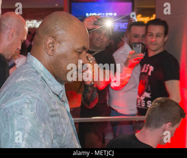 Francoforte, Germania. 22 apr, 2018. Boxer Mike Tyson il 22 aprile 2018, durante un evento a Francoforte in Germania. | Utilizzo di credito in tutto il mondo: dpa/Alamy Live News Foto Stock