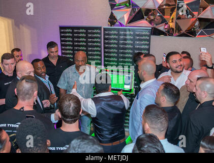 Francoforte, Germania. 22 apr, 2018. Boxer Mike Tyson il 22 aprile 2018, durante un evento a Francoforte in Germania. | Utilizzo di credito in tutto il mondo: dpa/Alamy Live News Foto Stock