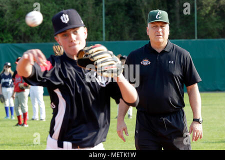 Praga, Repubblica Ceca. Xxi Aprile, 2018. Cal Ripken Jr (a destra), noi ex giocatore di baseball della Major League Baseball (MLB), partecipa a una sessione di formazione con i bambini sulle Aquile campo di Praga a Praga, nella Repubblica ceca il 20 aprile 2018. Credito: Michaela Rihova/CTK foto/Alamy Live News Foto Stock