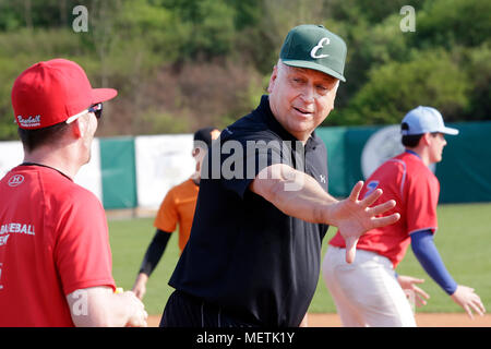 Praga, Repubblica Ceca. Xxi Aprile, 2018. Cal Ripken Jr (centro), noi ex giocatore di baseball della Major League Baseball (MLB), partecipa a una sessione di formazione con i bambini sulle Aquile campo di Praga a Praga, nella Repubblica ceca il 20 aprile 2018. Credito: Michaela Rihova/CTK foto/Alamy Live News Foto Stock