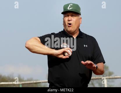 Praga, Repubblica Ceca. Xxi Aprile, 2018. Cal Ripken Jr, noi ex giocatore di baseball della Major League Baseball (MLB), partecipa a una sessione di formazione con i bambini sulle Aquile campo di Praga a Praga, nella Repubblica ceca il 20 aprile 2018. Credito: Michaela Rihova/CTK foto/Alamy Live News Foto Stock