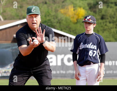 Praga, Repubblica Ceca. Xxi Aprile, 2018. Cal Ripken Jr (sinistra), noi ex giocatore di baseball della Major League Baseball (MLB), partecipa a una sessione di formazione con i bambini sulle Aquile campo di Praga a Praga, nella Repubblica ceca il 20 aprile 2018. Credito: Michaela Rihova/CTK foto/Alamy Live News Foto Stock