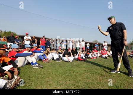 Praga, Repubblica Ceca. Xxi Aprile, 2018. Cal Ripken Jr (a destra), noi ex giocatore di baseball della Major League Baseball (MLB), partecipa a una sessione di formazione con i bambini sulle Aquile campo di Praga a Praga, nella Repubblica ceca il 20 aprile 2018. Credito: Michaela Rihova/CTK foto/Alamy Live News Foto Stock