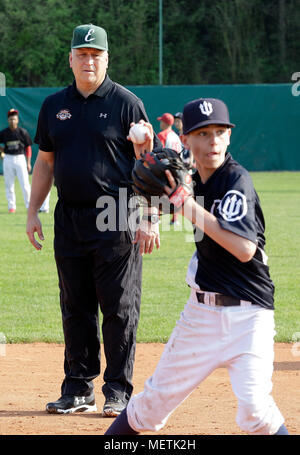 Praga, Repubblica Ceca. Xxi Aprile, 2018. Cal Ripken Jr (sinistra), noi ex giocatore di baseball della Major League Baseball (MLB), partecipa a una sessione di formazione con i bambini sulle Aquile campo di Praga a Praga, nella Repubblica ceca il 20 aprile 2018. Credito: Michaela Rihova/CTK foto/Alamy Live News Foto Stock