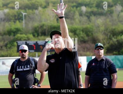 Praga, Repubblica Ceca. Xxi Aprile, 2018. Cal Ripken Jr (centro), noi ex giocatore di baseball della Major League Baseball (MLB), partecipa a una sessione di formazione con i bambini sulle Aquile campo di Praga a Praga, nella Repubblica ceca il 20 aprile 2018. Credito: Michaela Rihova/CTK foto/Alamy Live News Foto Stock