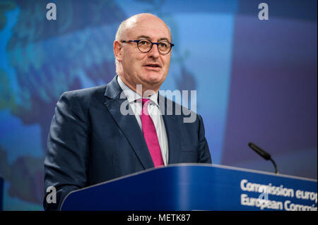 Bruxelles, BXL, Belgio. 23 apr, 2018. Phil Hogan, commissario UE responsabile per l' agricoltura e lo sviluppo rurale tiene una conferenza stampa sulla UE - Messico - Accordo commerciale alla sede centrale della Commissione europea a Bruxelles, in Belgio il 23.04.2018 da Wiktor Dabkowski Credito: Wiktor Dabkowski/ZUMA filo/Alamy Live News Foto Stock