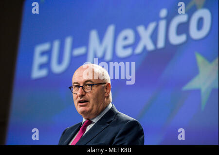 Bruxelles, BXL, Belgio. 23 apr, 2018. Phil Hogan, commissario UE responsabile per l' agricoltura e lo sviluppo rurale tiene una conferenza stampa sulla UE - Messico - Accordo commerciale alla sede centrale della Commissione europea a Bruxelles, in Belgio il 23.04.2018 da Wiktor Dabkowski Credito: Wiktor Dabkowski/ZUMA filo/Alamy Live News Foto Stock