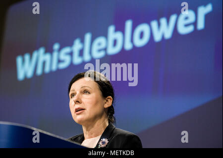 Bruxelles, BXL, Belgio. 23 apr, 2018. Vera JourovÃ¡, il commissario UE per la giustizia, per i consumatori e per la parità tra uomini e donne in attesa di una conferenza stampa sulla nuova iniziativa della Commissione Europea per proteggere informatori a Bruxelles, in Belgio il 23.04.2018 da Wiktor Dabkowski Credito: Wiktor Dabkowski/ZUMA filo/Alamy Live News Foto Stock