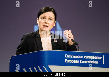 Bruxelles, BXL, Belgio. 23 apr, 2018. Vera JourovÃ¡, il commissario UE per la giustizia, per i consumatori e per la parità tra uomini e donne in attesa di una conferenza stampa sulla nuova iniziativa della Commissione Europea per proteggere informatori a Bruxelles, in Belgio il 23.04.2018 da Wiktor Dabkowski Credito: Wiktor Dabkowski/ZUMA filo/Alamy Live News Foto Stock