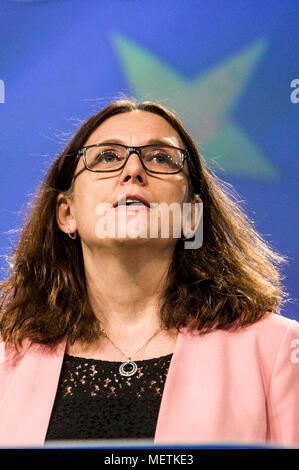 Bruxelles, BXL, Belgio. 23 apr, 2018. Cecilia MalmstrÃ¶m, il commissario UE per il commercio tiene una conferenza stampa sulla UE - Messico - Accordo commerciale alla sede centrale della Commissione europea a Bruxelles, in Belgio il 23.04.2018 da Wiktor Dabkowski Credito: Wiktor Dabkowski/ZUMA filo/Alamy Live News Foto Stock