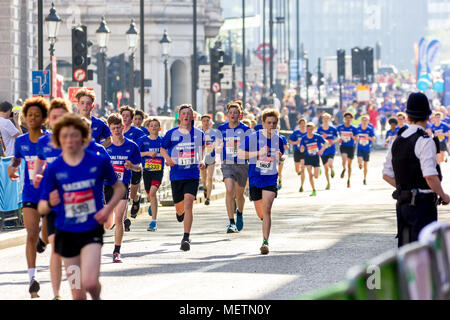 St James Park, Birdcage Walk, London, Regno Unito. Il 22 aprile, 2018. Elite e migliaia di guide divertente testa verso Buckingham Palace in brillante sole primaverile come immettere il miglio finale del 2018 Virgin London Marathon. Molti di coloro che vi prendono parte sono stati colpiti da uno dei più caldi giorni maratone su record e il bisogno di aiuto di altri corridori per completare la finale km come si avvicinavano al Mall mentre altre sono state trattate dal primo aiuto degli equipaggi. Purtroppo un runner, Matt Campbell, di anni 29, crollato dopo 22,5 miglia e morto in seguito in ospedale . Credito: Alan Fraser Foto Stock