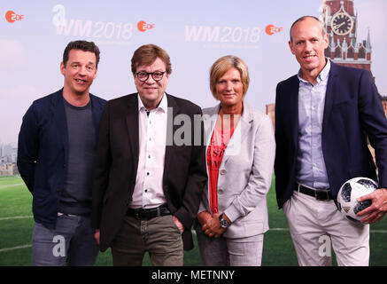 23 aprile 2018, Germania Amburgo: Oliver Schmidt (L-R), Bela Rethy, Claudia Neumann e Martin Schneider, ZDF reporter live per il Campionato Mondiale di Calcio 2018 in Russia, durante un photocall prima di una conferenza stampa dei canali TV tedesca ARD e ZDF sulla Coppa del Mondo in Russia. Foto: Christian Charisius/dpa Foto Stock