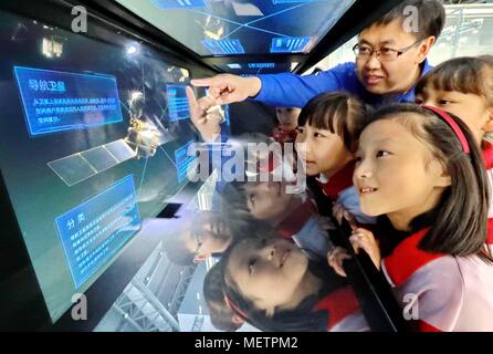 Qinhuangdao, Cina. 23 apr, 2018. Gli studenti apprendono la conoscenza sulla tecnologia wireless a Qinhuangdao Radio Administration Bureau in Qinhuangdao, nel nord della Cina di nella provincia di Hebei, segnando il prossimo spazio Cina giorno che cade il 24 aprile. Credito: SIPA Asia/ZUMA filo/Alamy Live News Foto Stock