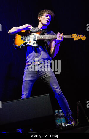 Milano Italia. Il 22 aprile 2018. L'inglese indie rock band deriva di ottobre si esibisce dal vivo sul palco al Mediolanum Forum apertura della mostra di redattori. Credito: Rodolfo Sassano/Alamy Live News Foto Stock