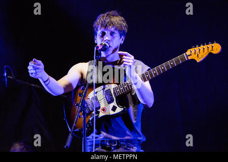 Milano Italia. Il 22 aprile 2018. L'inglese indie rock band deriva di ottobre si esibisce dal vivo sul palco al Mediolanum Forum apertura della mostra di redattori. Credito: Rodolfo Sassano/Alamy Live News Foto Stock