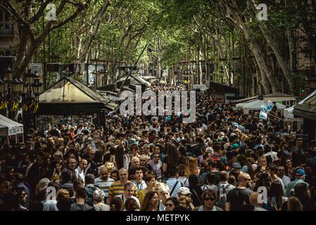 Barcellona, Spagna. 23 apr, 2018. Decine di migliaia di riempimento del Barcellona "Rambla" come la città si trasforma in un enorme libreria esterna, inondato con gabbie di libri che offre le più recenti opere su Saint George's Day, noto anche come il 'Day del libro' in Catalogna. Credito: Matthias Oesterle/Alamy Live News Foto Stock