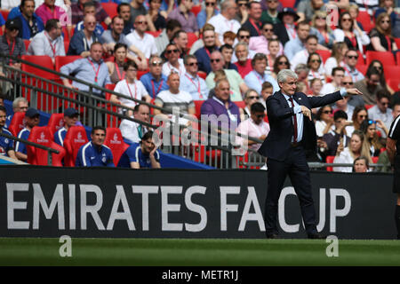 Londra, Regno Unito. 22 apr, 2018. Mark Hughes, il manager di Southampton, Emirati FA Cup semi final match, Chelsea v Southampton allo Stadio di Wembley a Londra domenica 22 aprile 2018. Questa immagine può essere utilizzata solo per scopi editoriali. Solo uso editoriale, è richiesta una licenza per uso commerciale. Nessun uso in scommesse, giochi o un singolo giocatore/club/league pubblicazioni. pic da Andrew Orchard/Andrew Orchard fotografia sportiva/Alamy Live news Foto Stock