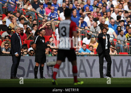 Londra, Regno Unito. 22 apr, 2018. Mark Hughes, il manager di Southamton (l) e Antonio Conte, il manager del Chelsea ¨ stand sul perimetro. ,L'Emirates FA Cup semi final match, Chelsea v Southampton allo Stadio di Wembley a Londra domenica 22 aprile 2018. Questa immagine può essere utilizzata solo per scopi editoriali. Solo uso editoriale, è richiesta una licenza per uso commerciale. Nessun uso in scommesse, giochi o un singolo giocatore/club/league pubblicazioni. pic da Andrew Orchard/Andrew Orchard fotografia sportiva/Alamy Live news Foto Stock