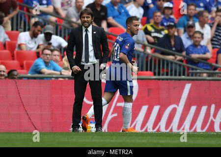 Londra, Regno Unito. 22 apr, 2018. Antonio Conte, il Chelsea manager con pericolo di Eden di Chelsea (r). La Emirates FA Cup semi final match, Chelsea v Southampton allo Stadio di Wembley a Londra domenica 22 aprile 2018. Questa immagine può essere utilizzata solo per scopi editoriali. Solo uso editoriale, è richiesta una licenza per uso commerciale. Nessun uso in scommesse, giochi o un singolo giocatore/club/league pubblicazioni. pic da Andrew Orchard/Andrew Orchard fotografia sportiva/Alamy Live news Foto Stock
