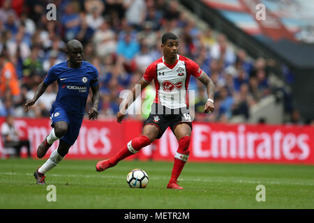 Londra, Regno Unito. 22 apr, 2018. Mario Lemina di Southampton in azione. La Emirates FA Cup semi final match, Chelsea v Southampton allo Stadio di Wembley a Londra domenica 22 aprile 2018. Questa immagine può essere utilizzata solo per scopi editoriali. Solo uso editoriale, è richiesta una licenza per uso commerciale. Nessun uso in scommesse, giochi o un singolo giocatore/club/league pubblicazioni. pic da Andrew Orchard/Andrew Orchard fotografia sportiva/Alamy Live news Foto Stock