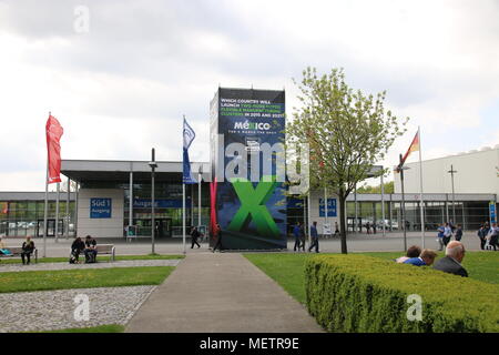 Hannover, Germania - 23 Aprile 2018: vista di uno degli ingressi al mondo la più grande fiera industriale, la Fiera di Hannover, in Germania. Un pilastro della pubblicità attira l' attenzione sul fatto che il Messico è il paese partner di quest'anno la fiera di Hannover. Foto Stock