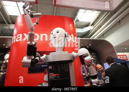 Hannover, Germania - 23 Aprile 2018: Un robot intrattiene i visitatori a Hannover. In questo anno la fiera di Hannover, il più grande del mondo industriale fiera del commercio, tutto ruota intorno al processo di digitalizzazione 4.0, robot e di auto-apprendimento sistemi. Foto Stock